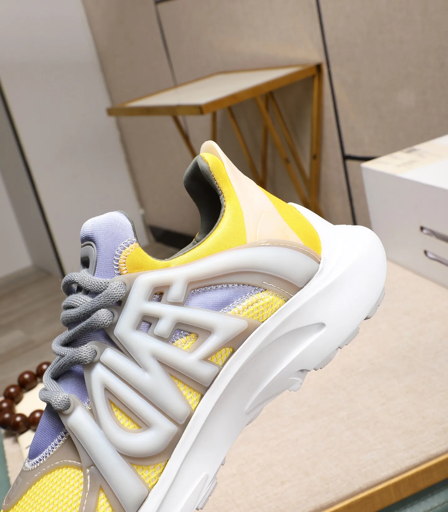 Men's Men's Shoes 💰800 Fendi Fendi's latest Tag series of men's casual mesh sports running shoes, originally purchased and developed, this Tag sneaker is a one-leg sneaker, made of black high-tech mesh material with gray neoprene details. Oversized FENDI lettering on the side and translucent rubber details. Light and flexible rubber running shoe soles, beautifully packaged at the delivery counter, customized breathable lining, original molded foam rubber outsole, sole thickness: 3.5CM! Size: 40-44 (customized at 39.45.46)